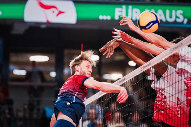 CEV Cup: SVG Lüneburg - Gas Sales Bluenergy Piacenza, 15.04.2026 Daniel Gruvaeus (SVG Lüneburg, 2) schlägt den Ball, Hände übers Netz; CEV Volleyball Cup, Finale, Hinspiel: SVG Lüneburg vs. Gas Sales Bluenergy Piacenza am 15.04.2026 in der LKH-Arena, Lüneburg Copyright: xBEAUTIFULxSPORTS Tonhäuserx