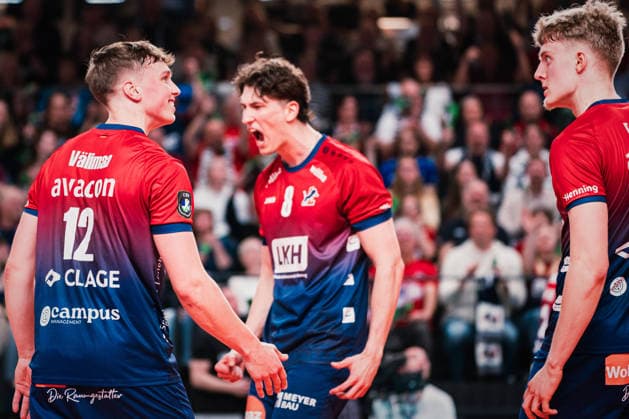 CEV Cup: SVG Lüneburg - Gas Sales Bluenergy Piacenza, 15.04.2026 Santeri Välimaa (SVG Lüneburg, 12) und Axel Enlund (SVG Lüneburg, 17) schauen sich in der Augen, jubeln, im Hintergrund Cole Young (SVG Lüneburg, 8); CEV Volleyball Cup, Finale, Hinspiel: SVG Lüneburg vs. Gas Sales Bluenergy Piacenza am 15.04.2026 in der LKH-Arena, Lüneburg Copyright: xBEAUTIFULxSPORTS Tonhäuserx