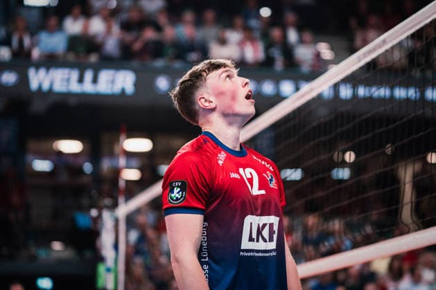 CEV Cup: SVG Lüneburg - Gas Sales Bluenergy Piacenza, 15.04.2026 Santeri Välimaa (SVG Lüneburg, 12) verwundert über die Schiedsrichter-Entscheidung; CEV Volleyball Cup, Finale, Hinspiel: SVG Lüneburg vs. Gas Sales Bluenergy Piacenza am 15.04.2026 in der LKH-Arena, Lüneburg Copyright: xBEAUTIFULxSPORTS Tonhäuserx