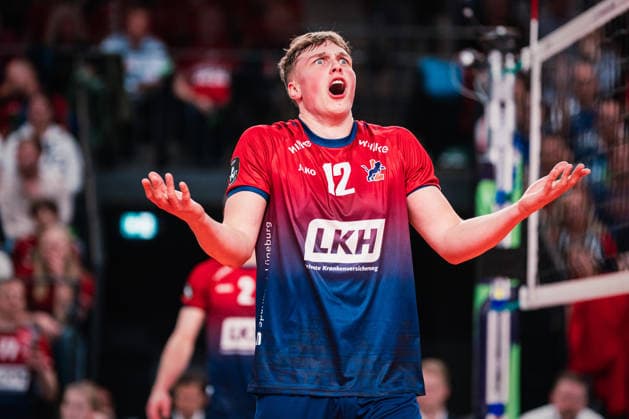 CEV Cup: SVG Lüneburg - Gas Sales Bluenergy Piacenza, 15.04.2026 Santeri Välimaa (SVG Lüneburg, 12) verärgert über die Schiedsrichter-Entscheidung; CEV Volleyball Cup, Finale, Hinspiel: SVG Lüneburg vs. Gas Sales Bluenergy Piacenza am 15.04.2026 in der LKH-Arena, Lüneburg Copyright: xBEAUTIFULxSPORTS Tonhäuserx