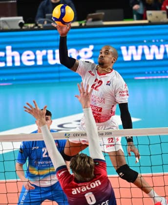 GER; VB, CEV Cup, Finale, SVG Lueneburg vs Gas Sales Bluenergy Volley Piacenza, 15.04.2026, GER;VB, CEV Cup, Finale, SVG Lueneburg vs Gas Sales Bluenergy Volley Piacenza, im Bild Jackson Clifford Howe (SVG 6) versucht sich gegen Gianluca Galassi (Piacenza 12) durchzusetzen