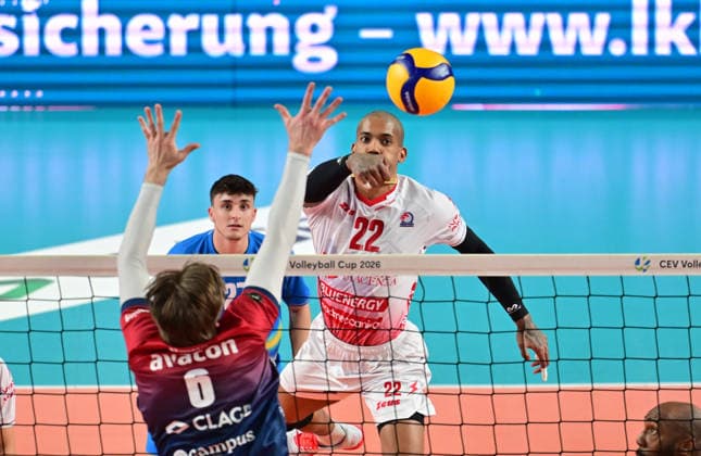 GER; VB, CEV Cup, Finale, SVG Lueneburg vs Gas Sales Bluenergy Volley Piacenza, 15.04.2026, GER;VB, CEV Cup, Finale, SVG Lueneburg vs Gas Sales Bluenergy Volley Piacenza, im Bild Jackson Clifford Howe (SVG 6) versucht sich gegen Gianluca Galassi (Piacenza 12) durchzusetzen