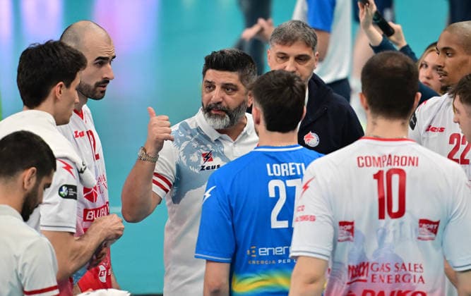 GER; VB, CEV Cup, Finale, SVG Lueneburg vs Gas Sales Bluenergy Volley Piacenza, 15.04.2026, GER;VB, CEV Cup, Finale, SVG Lueneburg vs Gas Sales Bluenergy Volley Piacenza, im Bild Trainer Dante Boninfante (Piacenza) redet mit seiner Mannschaft