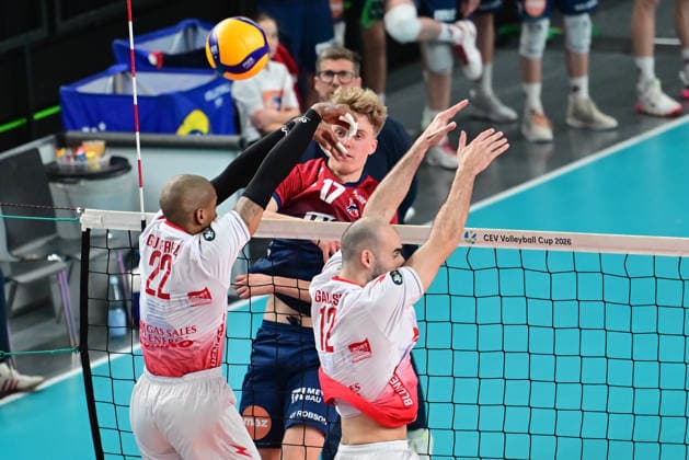 GER; VB, CEV Cup, Finale, SVG Lueneburg vs Gas Sales Bluenergy Volley Piacenza, 15.04.2026, GER;VB, CEV Cup, Finale, SVG Lueneburg vs Gas Sales Bluenergy Volley Piacenza, im Bild Axel Valentin Enlund (SVG 17) versucht sich gegen JosÃ M. GutiÃ rrez Suarez (Piacenza 22) und Gianluca Galassi (Piacenza 12) durchzusetzen