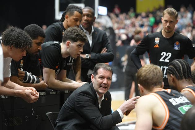 Ty Harrelson (Trainer, Head Coach, ratiopharm ulm) Mitte und sein Team. GER, NINERS Chemnitz vs. ratiopharm ulm, Basketball, easyCredit BBL, 23. Spieltag, Saison 2025 2026, 15.04.2026 GER, NINERS Chemnitz vs. ratiopharm ulm, Basketball, easyCredit BBL, 23. Spieltag, Saison 2025 2026, 15.04.2026 Chemnitz Copyright: xEibner-Pressefoto BertxHarzerx EP_BHR