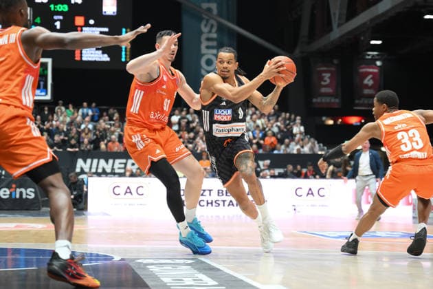 Zweikampf zwischen Nelson Weidemann (ratiopharm ulm) re. und Yordan Minchev (NINERS Chemnitz) li. GER, NINERS Chemnitz vs. ratiopharm ulm, Basketball, easyCredit BBL, 23. Spieltag, Saison 2025 2026, 15.04.2026 GER, NINERS Chemnitz vs. ratiopharm ulm, Basketball, easyCredit BBL, 23. Spieltag, Saison 2025 2026, 15.04.2026 Chemnitz Copyright: xEibner-Pressefoto BertxHarzerx EP_BHR