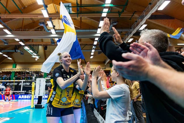 15.04.2026, GER, Volleyball, 1.Bl, Frauen, Saison 25 26, Finale PlayOff (Best of 5), VfB 91 Suhl Lotto Thueringen - Dresdner SC <4der VfB Suhl gewinnt das Heimspiel in 3:0 Saetzen gegen den Dresdner SC, mit im Bild Roosa Laakkonen (VfB 91 Suhl Lotto Thueringen) beim abklatschen mit den Fans 98527 Suhl Sporthalle Wolfsgrube Thüringen Deutschland