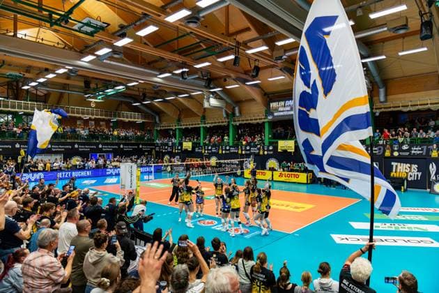 15.04.2026, GER, Volleyball, 1.Bl, Frauen, Saison 25 26, Finale PlayOff (Best of 5), VfB 91 Suhl Lotto Thueringen - Dresdner SC der VfB Suhl gewinnt das Heimspiel in 3:0 Saetzen gegen den Dresdner SC, mit im Bild die Mannschaft beim gemeinsamen Jubel mit den Fans der VfB Suhl gewinnt das Heimspiel in 3:0 Saetzen gegen den Dresdner SC, mit im Bild 98527 Suhl Sporthalle Wolfsgrube Thüringen Deutschland