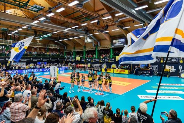 15.04.2026, GER, Volleyball, 1.Bl, Frauen, Saison 25 26, Finale PlayOff (Best of 5), VfB 91 Suhl Lotto Thueringen - Dresdner SC der VfB Suhl gewinnt das Heimspiel in 3:0 Saetzen gegen den Dresdner SC, mit im Bild die Mannschaft beim gemeinsamen Jubel mit den Fans der VfB Suhl gewinnt das Heimspiel in 3:0 Saetzen gegen den Dresdner SC, mit im Bild 98527 Suhl Sporthalle Wolfsgrube Thüringen Deutschland