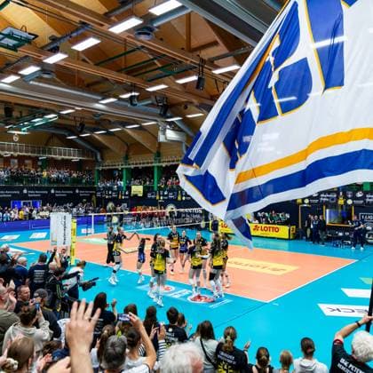 15.04.2026, GER, Volleyball, 1.Bl, Frauen, Saison 25 26, Finale PlayOff (Best of 5), VfB 91 Suhl Lotto Thueringen - Dresdner SC der VfB Suhl gewinnt das Heimspiel in 3:0 Saetzen gegen den Dresdner SC, mit im Bild die Mannschaft beim gemeinsamen Jubel mit den Fans 98527 Suhl Sporthalle Wolfsgrube Thüringen Deutschland *** 15 04 2026, GER, Volleyball, 1 Bl, Women, Season 25 26, Final PlayOff Best of 5 , VfB 91 Suhl Lotto Thueringen Dresdner SC VfB Suhl wins the home match in 3 0 sets against Dresdner SC, with in the picture the team cheering together with the fans 98527 Suhl Sporthalle Wolfsgrube Thüringen Germany
