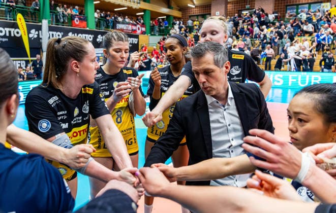 15.04.2026, GER, Volleyball, 1.Bl, Frauen, Saison 25 26, Finale PlayOff (Best of 5), VfB 91 Suhl Lotto Thueringen - Dresdner SC der VfB Suhl gewinnt das Heimspiel in 3:0 Saetzen gegen den Dresdner SC, mit im Bild Laszlo Hollosy (VfB 91 Suhl Lotto Thueringen) gemeinsam mit seiner Mannschaft 98527 Suhl Sporthalle Wolfsgrube Thüringen Deutschland