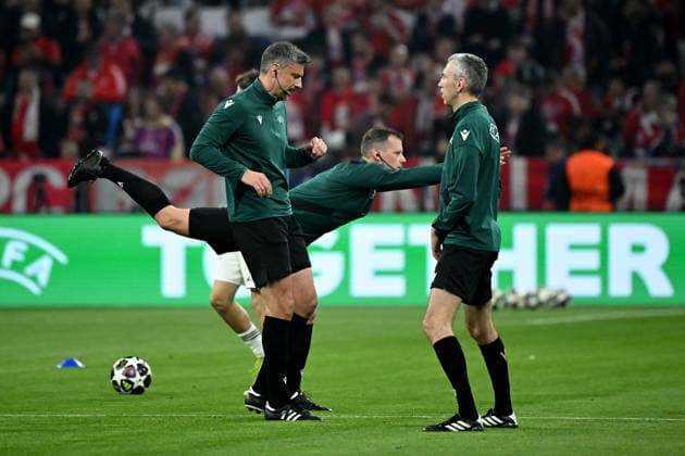 15.04.2026, xemx, Fussball UEFA Champions League, FC Bayern Muenchen - Real Madrid v.l. Schiedsrichter Referee Slavko Vincic (Slowenien) (DFL DFB REGULATIONS PROHIBIT ANY USE OF PHOTOGRAPHS as IMAGE SEQUENCES and or QUASI-VIDEO) Muenchen