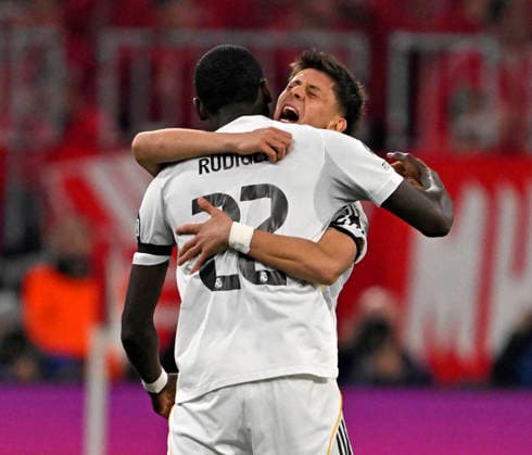 15.04.2026, Fussball UEFA Championsleague 2025 2026: Viertelfinale Rückspiel, FC Bayern München - Real Madrid, in der Allianz-Arena München, v.l. Antonio Rüdiger (Real Madrid) und Arda Güler (Real Madrid) jubeln über das 0:1