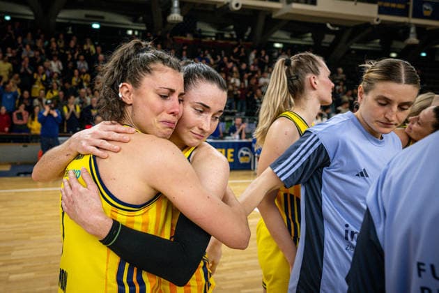 Basketball Berlin 15.04.2026 DBBL 1. Bundesliga Saison 2025 2026 Playoffs Halbfinale Spiel 3 Alba Berlin - Rutronik Stars Keltern niedergeschlagene Albaspielerinnen Theresa Simon (Alba, No.03) Tessa Stammberger (Alba, No.06)