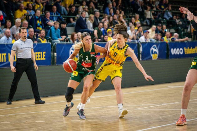 Basketball Berlin 15.04.2026 DBBL 1. Bundesliga Saison 2025 2026 Playoffs Halbfinale Spiel 3 Alba Berlin - Rutronik Stars Keltern Alexandra Wilke (Keltern, No.03) Lena Gohlisch (Alba, No.12)