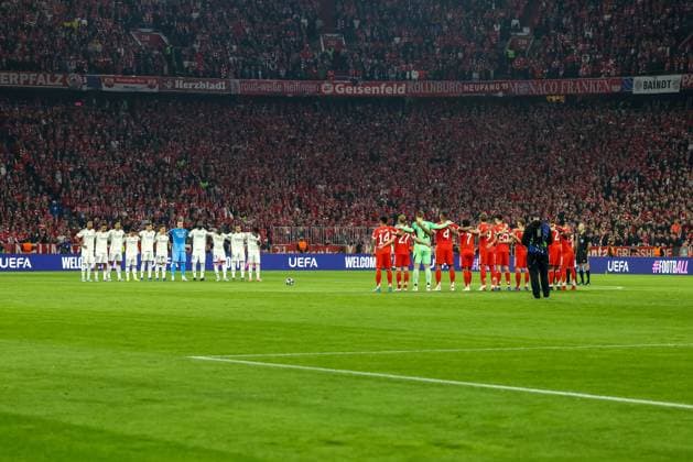 Gedenkminute beider Mannschaften, FC Bayern Muenchen vs. Real Madrid, Fussball, UEFA, Champions League, Viertelfinale, Rueckspiel, 15.04.2026 Muenchen Bayern Deutschland