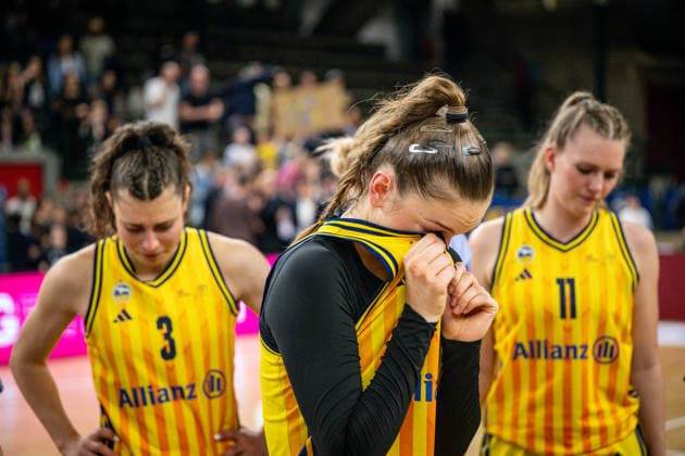 Basketball Berlin 15.04.2026 DBBL 1. Bundesliga Saison 2025 2026 Playoffs Halbfinale Spiel 3 Alba Berlin - Rutronik Stars Keltern niedergeschlagene Albaspielerinnen Lilli Schultze (Alba, No.16) Theresa Simon (Alba, No.03) Nina Rosemeyer (Alba, No.11)