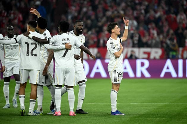 15.04.2026, xemx, Fussball UEFA Champions League, FC Bayern Muenchen - Real Madrid v.l. Torjubel nach dem Tor zum celebrating the goal celebrate 0:1 durch Arda Güler (Real Madrid) (DFL DFB REGULATIONS PROHIBIT ANY USE OF PHOTOGRAPHS as IMAGE SEQUENCES and or QUASI-VIDEO) Muenchen