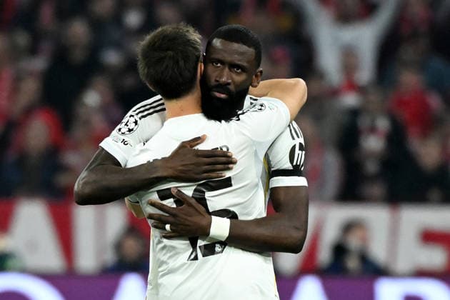 15.04.2026, xemx, Fussball UEFA Champions League, FC Bayern Muenchen - Real Madrid v.l. Torjubel nach dem Tor zum celebrating the goal celebrate 0:1 durch Arda Güler (Real Madrid) (DFL DFB REGULATIONS PROHIBIT ANY USE OF PHOTOGRAPHS as IMAGE SEQUENCES and or QUASI-VIDEO) Muenchen