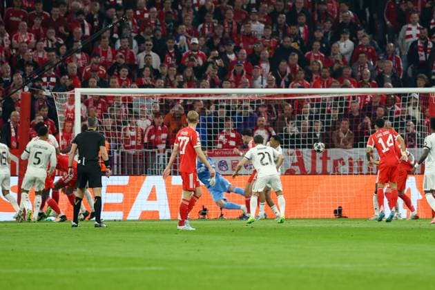 Alexandar Pavlovic 45 (FC Bayern Muenchen) trifft das Tor zum Ausgleich 1:1, FC Bayern Muenchen vs. Real Madrid, Fussball, UEFA, Champions League, Viertelfinale, Rueckspiel, 15.04.2026 Muenchen Bayern Deutschland