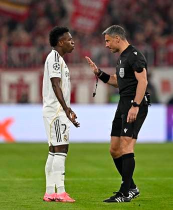 RECORD DATE NOT STATED 15.04.2026, Fussball UEFA Championsleague 2025 2026: Viertelfinale Rückspiel, FC Bayern München - Real Madrid, in der Allianz-Arena München, Schiedsrichter Slavko Vicic (Slowenien) spricht mit Vinicius Junior (Real Madrid)