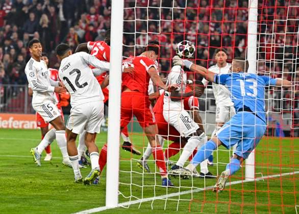 15.04.2026, Fussball UEFA Championsleague 2025 2026: Viertelfinale Rückspiel, FC Bayern München - Real Madrid, in der Allianz-Arena München, Aleksandar Pavlovic (FC Bayern München) trifft zum 1:1 gegen Torwart Andriy Lunin (Real Madrid)