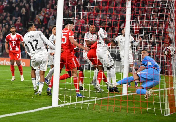 15.04.2026, Fussball UEFA Championsleague 2025 2026: Viertelfinale Rückspiel, FC Bayern München - Real Madrid, in der Allianz-Arena München, Aleksandar Pavlovic (FC Bayern München) trifft zum 1:1 gegen Torwart Andriy Lunin (Real Madrid)
