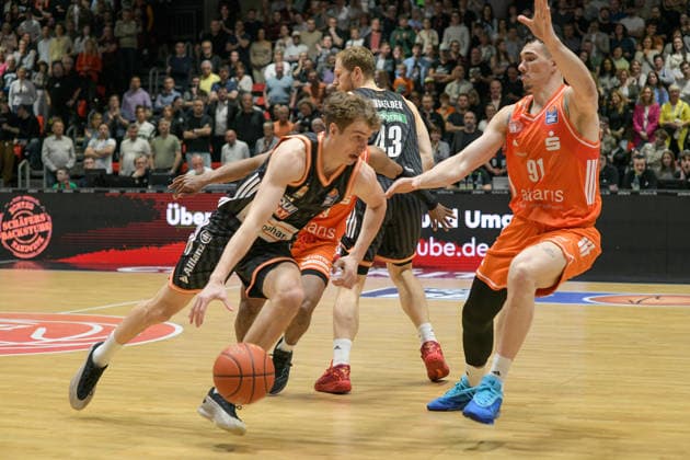 easyCredit Basketball Bundesliga, 23. Spieltag, Niners Chemnitz -Ratiopharm Ulm 15.04.2026 ab 20:00 Uhr Chemnitz, Chemnitz Arena Im Foto: v.l.Tobias Jensen(7), Eric Washington(33),Christian Sengfelder(43),Yordan Minchev(91) easyCredit Basketball Bundesliga, 23. Spieltag, Niners Chemnitz - Ratiopharm Ulm Chemnitz Sachsen Deutschland