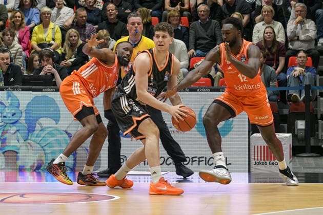 easyCredit Basketball Bundesliga, 23. Spieltag, Niners Chemnitz -Ratiopharm Ulm 15.04.2026 ab 20:00 Uhr Chemnitz, Chemnitz Arena Im Foto: John Newman III(9), Amadou Sow(12) easyCredit Basketball Bundesliga, 23. Spieltag, Niners Chemnitz - Ratiopharm Ulm Chemnitz Sachsen Deutschland