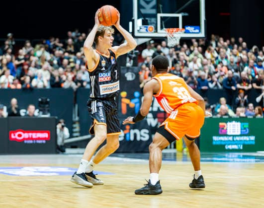 15.04.2026, xomx, Basketball easyCredit BBL Bundesliga, Niners Chemnitz - RATHIOPHARM Ulm v.l. Tobias Jensen (Ratiopharm Ulm) am Ball im Zweikampf mit Eric Washington (Niners Chemnitz) Chemnitz