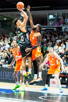 15.04.2026, xomx, Basketball easyCredit BBL Bundesliga, Niners Chemnitz - RATHIOPHARM Ulm v.l. Mark Smith (Ratiopharm Ulm) am Ball im Zweikampf mit Corey Davis Jr. (Niners Chemnitz) Chemnitz