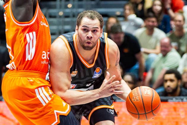 15.04.2026, xomx, Basketball easyCredit BBL Bundesliga, Niners Chemnitz - RATHIOPHARM Ulm v.l. Christopher Ledlum (Ratiopharm Ulm) am Ball im Zweikampf mit Aher Uguak (Niners Chemnitz) Chemnitz