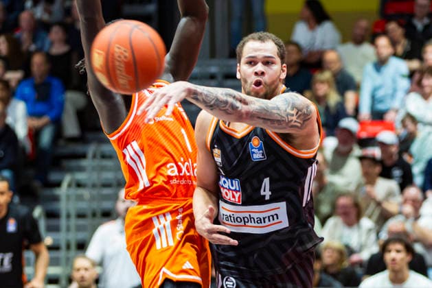15.04.2026, xomx, Basketball easyCredit BBL Bundesliga, Niners Chemnitz - RATHIOPHARM Ulm v.l. Christopher Ledlum (Ratiopharm Ulm) am Ball im Zweikampf mit Aher Uguak (Niners Chemnitz) Chemnitz