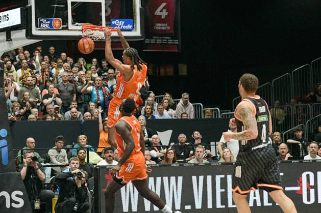easyCredit Basketball Bundesliga, 23. Spieltag, Niners Chemnitz -Ratiopharm Ulm 15.04.2026 ab 20:00 Uhr Chemnitz, Chemnitz Arena Im Foto: Kevin Yebo(0) beim dunk easyCredit Basketball Bundesliga, 23. Spieltag, Niners Chemnitz - Ratiopharm Ulm Chemnitz Sachsen Deutschland