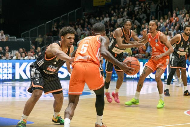 easyCredit Basketball Bundesliga, 23. Spieltag, Niners Chemnitz -Ratiopharm Ulm 15.04.2026 ab 20:00 Uhr Chemnitz, Chemnitz Arena Im Foto: Mark Smith(13), Cory Davis(5) easyCredit Basketball Bundesliga, 23. Spieltag, Niners Chemnitz - Ratiopharm Ulm Chemnitz Sachsen Deutschland