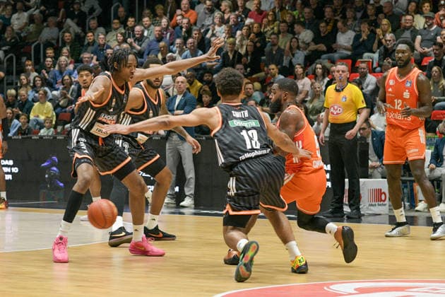 easyCredit Basketball Bundesliga, 23. Spieltag, Niners Chemnitz -Ratiopharm Ulm 15.04.2026 ab 20:00 Uhr Chemnitz, Chemnitz Arena Im Foto: Cory Davis(5), Mark Smith(13) easyCredit Basketball Bundesliga, 23. Spieltag, Niners Chemnitz - Ratiopharm Ulm Chemnitz Sachsen Deutschland