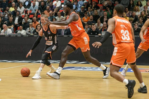 easyCredit Basketball Bundesliga, 23. Spieltag, Niners Chemnitz -Ratiopharm Ulm 15.04.2026 ab 20:00 Uhr Chemnitz, Chemnitz Arena Im Foto: Thomas Klepeisz(22), Amadou Sow(12) easyCredit Basketball Bundesliga, 23. Spieltag, Niners Chemnitz - Ratiopharm Ulm Chemnitz Sachsen Deutschland