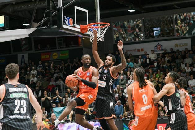 easyCredit Basketball Bundesliga, 23. Spieltag, Niners Chemnitz -Ratiopharm Ulm 15.04.2026 ab 20:00 Uhr Chemnitz, Chemnitz Arena Im Foto: John Newman III(9)n Joel Soriano(12), Kevin Yebo(0) easyCredit Basketball Bundesliga, 23. Spieltag, Niners Chemnitz - Ratiopharm Ulm Chemnitz Sachsen Deutschland