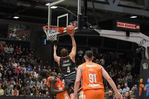 easyCredit Basketball Bundesliga, 23. Spieltag, Niners Chemnitz -Ratiopharm Ulm 15.04.2026 ab 20:00 Uhr Chemnitz, Chemnitz Arena Im Foto: Christopher Ledlum(4), Yordan Minchev(91) Eric Washington(33) easyCredit Basketball Bundesliga, 23. Spieltag, Niners Chemnitz - Ratiopharm Ulm Chemnitz Sachsen Deutschland