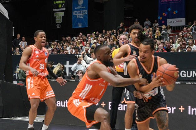easyCredit Basketball Bundesliga, 23. Spieltag, Niners Chemnitz -Ratiopharm Ulm 15.04.2026 ab 20:00 Uhr Chemnitz, Chemnitz Arena Im Foto: Eric Washington(33), Cory Davis(5) easyCredit Basketball Bundesliga, 23. Spieltag, Niners Chemnitz - Ratiopharm Ulm Chemnitz Sachsen Deutschland