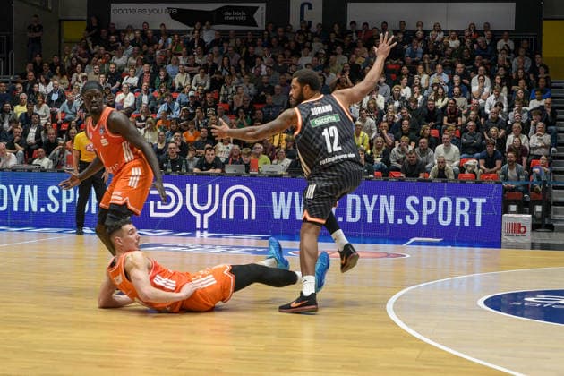 easyCredit Basketball Bundesliga, 23. Spieltag, Niners Chemnitz -Ratiopharm Ulm 15.04.2026 ab 20:00 Uhr Chemnitz, Chemnitz Arena Im Foto: Yordan Minchev(91), Joel Soriano(12) easyCredit Basketball Bundesliga, 23. Spieltag, Niners Chemnitz - Ratiopharm Ulm Chemnitz Sachsen Deutschland