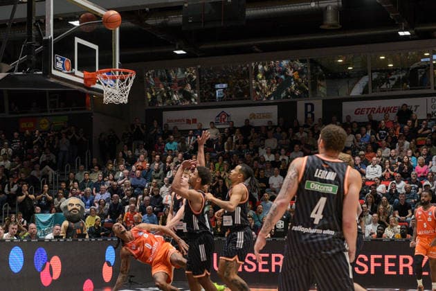 easyCredit Basketball Bundesliga, 23. Spieltag, Niners Chemnitz -Ratiopharm Ulm 15.04.2026 ab 20:00 Uhr Chemnitz, Chemnitz Arena Im Foto: Kevin Yebo(0), Mark Smith(13), Christopher Ledlum(4) easyCredit Basketball Bundesliga, 23. Spieltag, Niners Chemnitz - Ratiopharm Ulm Chemnitz Sachsen Deutschland