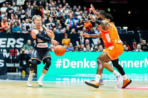 15.04.2026, xomx, Basketball easyCredit BBL Bundesliga, Niners Chemnitz - RATHIOPHARM Ulm v.l. Thomas Klepeisz (Ratiopharm Ulm) am Ball. Corey Davis Jr. (Niners Chemnitz) Chemnitz