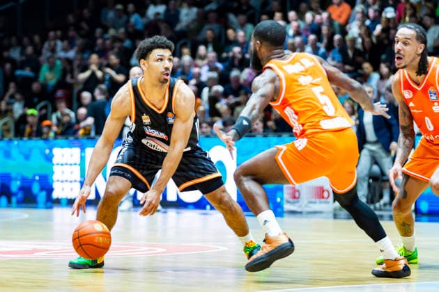 15.04.2026, xomx, Basketball easyCredit BBL Bundesliga, Niners Chemnitz - RATHIOPHARM Ulm v.l. Mark Smith (Ratiopharm Ulm) am Ball im Zweikampf mit Corey Davis Jr. (Niners Chemnitz) Chemnitz