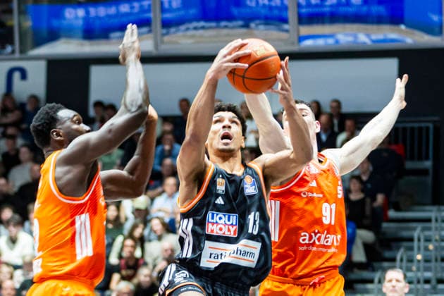 15.04.2026, xomx, Basketball easyCredit BBL Bundesliga, Niners Chemnitz - RATHIOPHARM Ulm v.l. Mark Smith (Ratiopharm Ulm) am Ball im Zweikampf mit Yordan Minchev (Niners Chemnitz). Chemnitz