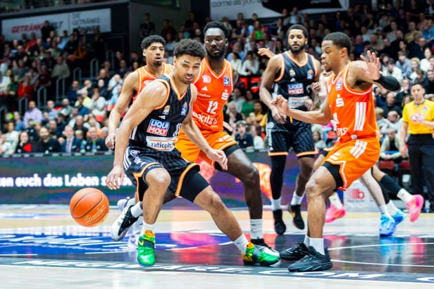 15.04.2026, xomx, Basketball easyCredit BBL Bundesliga, Niners Chemnitz - RATHIOPHARM Ulm v.l. Mark Smith (Ratiopharm Ulm) am Ball. Chemnitz