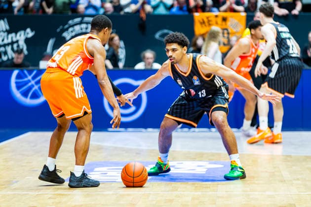 15.04.2026, xomx, Basketball easyCredit BBL Bundesliga, Niners Chemnitz - RATHIOPHARM Ulm v.l. Eric Washington (Niners Chemnitz) am Ball im Zweikampf mit Mark Smith (Ratiopharm Ulm) Chemnitz