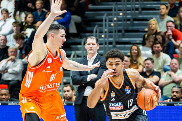 15.04.2026, xomx, Basketball easyCredit BBL Bundesliga, Niners Chemnitz - RATHIOPHARM Ulm v.l. Mark Smith (Ratiopharm Ulm) am Ball im Zweikampf mit Yordan Minchev (Niners Chemnitz). Ty Harrelson (Ratiopharm Ulm Trainer) Chemnitz