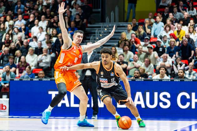 15.04.2026, xomx, Basketball easyCredit BBL Bundesliga, Niners Chemnitz - RATHIOPHARM Ulm v.l. Mark Smith (Ratiopharm Ulm) am Ball im Zweikampf mit Yordan Minchev (Niners Chemnitz). Chemnitz