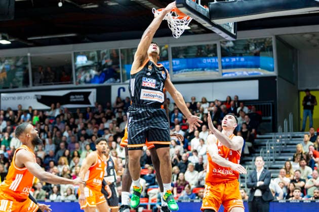 15.04.2026, xomx, Basketball easyCredit BBL Bundesliga, Niners Chemnitz - RATHIOPHARM Ulm v.l. Mark Smith (Ratiopharm Ulm) am Ball im Zweikampf mit Yordan Minchev (Niners Chemnitz). Chemnitz